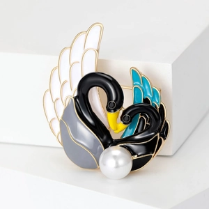 Eleganter Schwan-Brosche aus Gold mit farbiger Emaille und großer weißer Perle