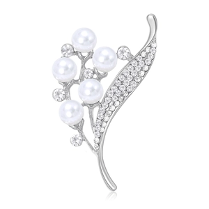 Élégante broche fleur argentée avec perles blanches et strass brillants pour femme