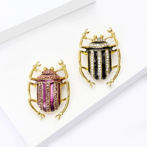Eleganter Käfer-Brosche-Set mit lila und schwarzem Emaille-Besatz auf Goldbasis
