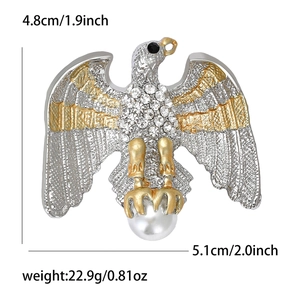 Broche aigle élégante avec strass brillants et perle blanche sur fond blanc