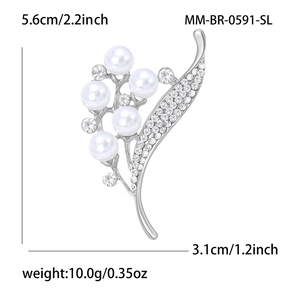 Élégante broche fleur argentée avec perles blanches et cristaux, hauteur 5.6cm largeur 3.1cm