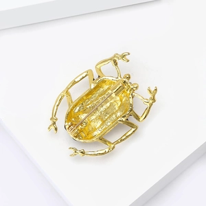 Rückansicht der eleganten Gold Emaille Käfer Brosche mit sicherem Metall Sicherheitsverschluss