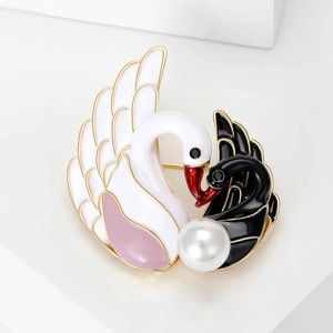 Elegante vergoldete Zwillings-Schwan-Brosche mit Emaille und großer Perle