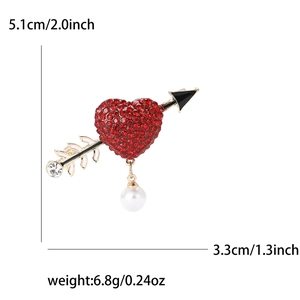 Broche cœur avec strass rouges et perle pendante, dimensions 5,1 cm par 3,3 cm
