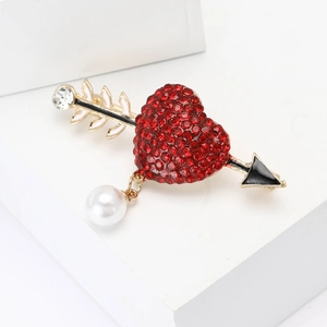 Broche cœur et flèche à la mode avec strass rouges et pendentif perle blanche