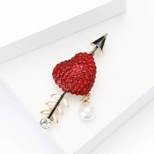 Élégante broche cœur de Cupidon avec strass rouges et perle sur fond blanc pur