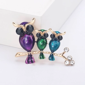 Drei Eulen Emaille Brosche Pin mit bunten Tropfen und Kristallen auf goldenem Zweig