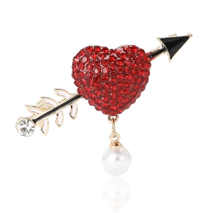 Broche cœur élégante avec strass rouges, perle blanche et flèche en métal doré
