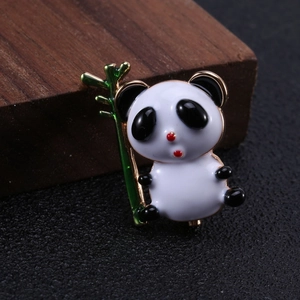 Broche panda mignonne en émail tenant du bambou vert en alliage de zinc poli