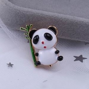 Broche panda mignonne avec bambou vert et finition dorée pour bijoux fantaisie