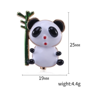 Broche émaillée mignonne de panda et bambou en noir et blanc, taille 25mm x 19mm