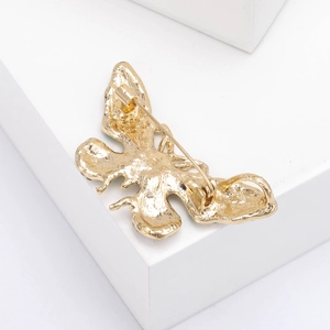 Vue arrière d'une broche papillon plaquée or avec un fermoir à épingle de sécurité
