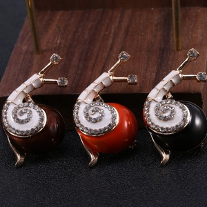 Schicke Schneckenbrosche mit buntem Emaille und Kristall-Strasssteinen in drei Farben
