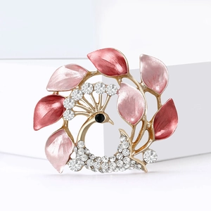 Broche paon élégante en alliage doré avec émail rose et strass scintillants de luxe