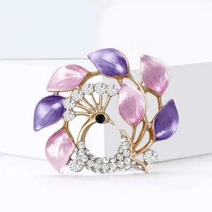 Broche paon élégante en alliage doré avec émail violet et cristaux brillants