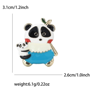 Vue détaillée de la broche panda en émail avec dimensions 3,1 cm de haut et 2,6 cm
