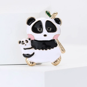 Broche mignonne panda maman et bébé en émail avec détails de feuilles dorées