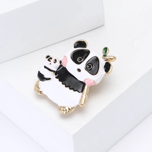 Broche en émail mignonne avec maman panda et bébé sur un placage doré élégant
