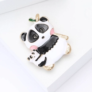 Broche créative en émail maman panda et son petit avec accents de feuilles vertes