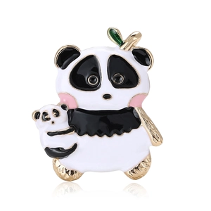 Broche panda en émail mignonne avec petit et feuille sur une base en métal doré