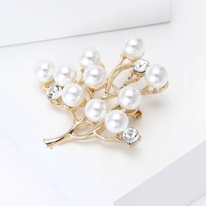 Broche branche dorée élégante ornée de perles blanches et cristaux de zircone brillants