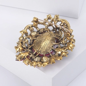Vintage-Brosche im Boho-Stil aus antikem Gold mit tiefrotem Kristall in Rückansicht