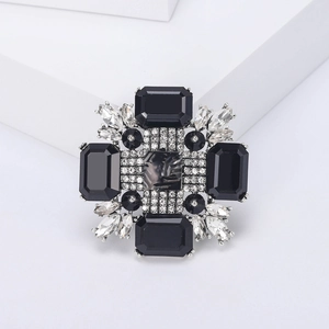 Broche croix en alliage vintage avec pierres en verre noir et détails argentés chics