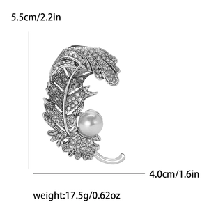 Dimensions détaillées de la broche plume vintage avec strass et perle, hauteur de 5,5 cm
