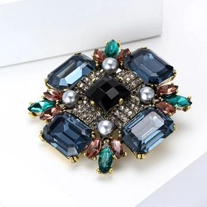 Broche vintage dorée avec cristal bleu carré, perles grises et diamants blancs