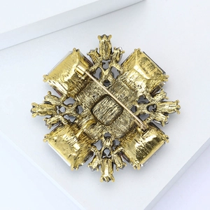 Vue macro du dos d'une broche vintage en alliage doré avec texture et fermoir épingle