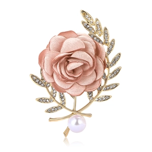 Élégante broche camélia en tissu avec feuilles dorées, strass et perle blanche