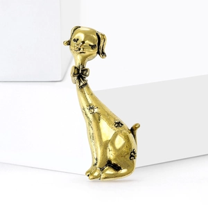 Elegante broche de perro vintage dorado con patrones florales en base moderna