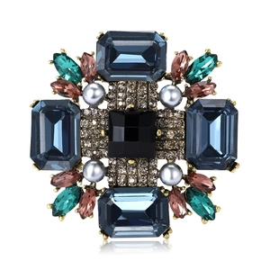 Broche croix vintage dorée avec pierres en verre bleu marine, perles et bijou central noir