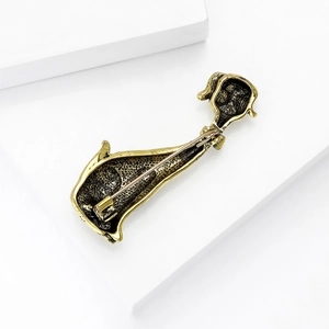 Broche de perro salchicha minimalista en oro vintage con parte trasera texturizada