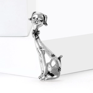 Elegante broche de perro vintage plateado con lazo y motivos florales en blanco