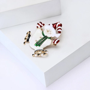 Broche bonhomme de neige en émail avec bonnet de Noël rouge et écharpe verte sur socle