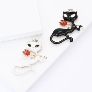 Broches élégantes de chat noir et blanc avec tulipes rouges et couronnes de strass brillants