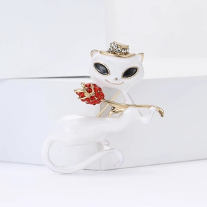 Broche chat élégante en émail blanc tenant une rose en strass rouge avec alliage doré
