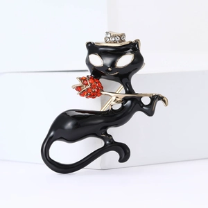 Élégante broche chat en émail noir avec rose en cristal rouge et couronne sur socle