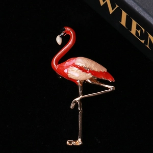 Exquisite flamingo brooch with red and pink enamel on a gold-plated alloy base detail