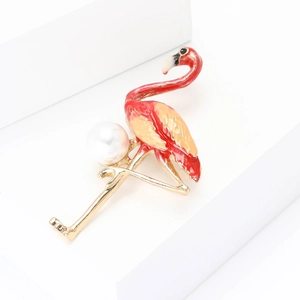 Broche flamant rose exquise en émail rouge, alliage doré et une grande perle blanche