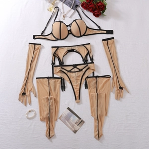 Ensemble de lingerie 5 pièces nude et noir avec gants et bas sur fond blanc