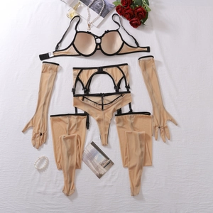 Détail à plat d'un ensemble de lingerie 5 pièces champagne et noir avec gants en résille