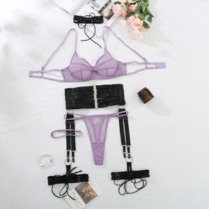 Vue détaillée d'un ensemble de lingerie en tulle violet avec dentelle et fines lanières