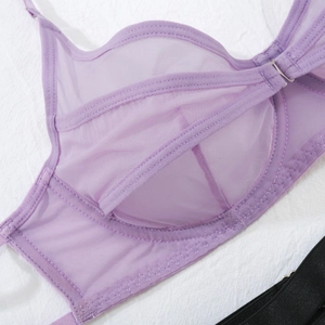 Vue détaillée du soutien-gorge en maille violette avec armatures et coutures croisées