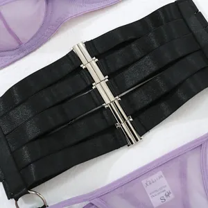 Gros plan sur l'accessoire à bretelles élastiques noires et crochets métalliques argentés