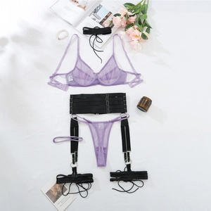 Détail de l'ensemble de lingerie en maille violette avec bretelles et décor floral