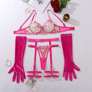 Completo intimo in pizzo rosa con reggiseno a rete e dettagli guanti in velluto rosa