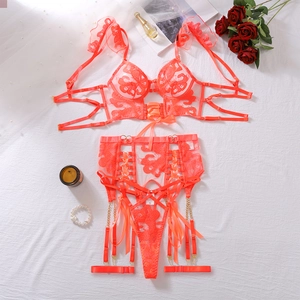 Dettagli del set lingerie corallo con ricami floreali e catenine dorate eleganti