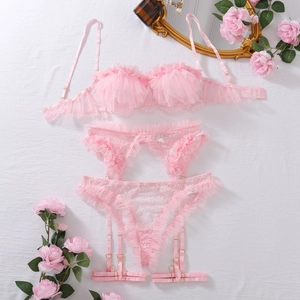 Dettaglio del set intimo in pizzo rosa con volant in rete e ricamo floreale fine